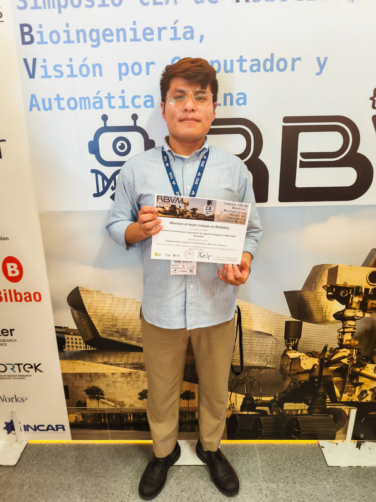 Sergio Jácobo-Zavaleta holding the Best Paper Mention in Robotics certificate at the CEA symposium in Bilbao.